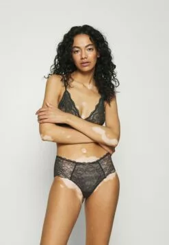 Chantelle Winkel -Chantelle Winkel 0b8680de69bc4f44a018c9f2b6ef00ba