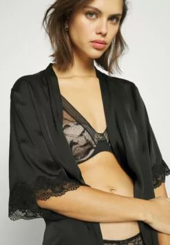 Chantelle True Tief - Triangel Bh - Schwarz -Chantelle Winkel 734045ed1b4a4268b1a66c47525236df