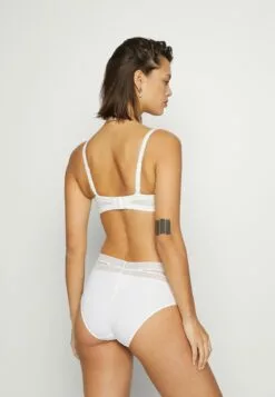 Chantelle True - Slip - Milk -Chantelle Winkel a63f74ccc4d44ee3ad6f53399ca943ab