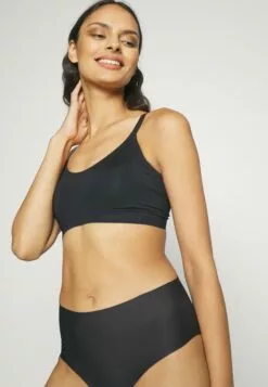 Chantelle Smooth Comfort Wirefree Bra - Bustier - Black -Chantelle Winkel dbd5eae521cb4bf7a82f04e5b653b12e